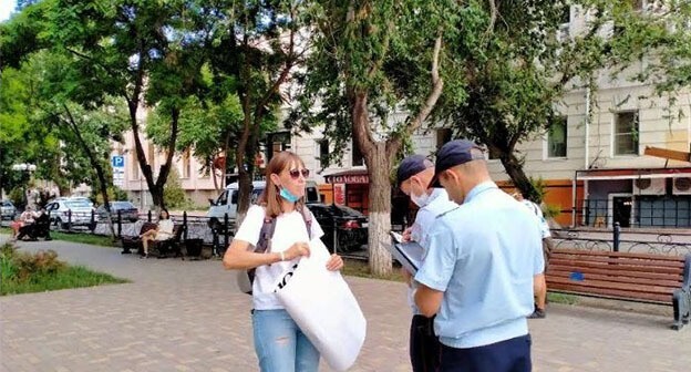 Активистка Елена Байбекова общается с сотрудниками полиции во время пикета. Астрахань, 4 июня 2021 г. Фото Алены Садовской для "Кавказского узла" Активистка Елена Байбекова общается с сотрудниками полиции во время пикета. Астрахань, 4 июня 2021 г. Фото Алены Садовской для "Кавказского узла"