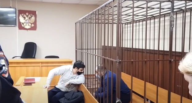 Адвокат и обвиняемый на заседании Советского районного суда Махачкалы по делу об убийстве бывшего главы села Новокули Новолакского района Абакара Капланова. Кадр видео
Кавказский Узел https://www.youtube.com/watch?v=TaxYwlSWAC8 Адвокат и обвиняемый на заседании Советского районного суда Махачкалы по делу об убийстве бывшего главы села Новокули Новолакского района Абакара Капланова. Кадр видео
Кавказский Узел https://www.youtube.com/watch?v=TaxYwlSWAC8