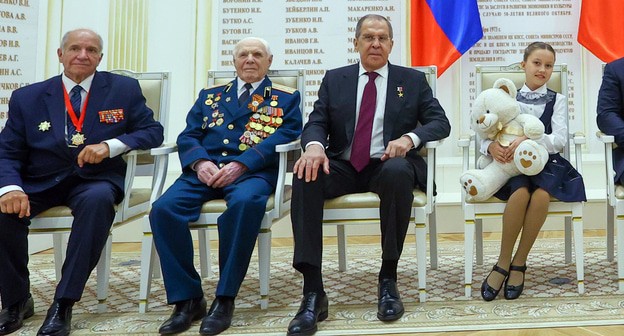 С.В.Лаврова на встрече с ветеранами Великой Отечественной войны, Волгоград, 30 августа 2021 года. Фото пресс-службы МИД России https://www.mid.ru/press_service/minister_speeches/-/asset_publisher/7OvQR5KJWVmR/content/id/4848568 С.В.Лаврова на встрече с ветеранами Великой Отечественной войны, Волгоград, 30 августа 2021 года. Фото пресс-службы МИД России https://www.mid.ru/press_service/minister_speeches/-/asset_publisher/7OvQR5KJWVmR/content/id/4848568
