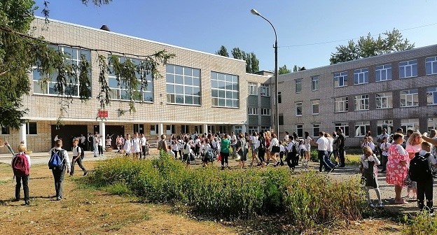 Сбор на линейку в волгоградском лицее, 1 сентября 2021 года. Фото Татьяны Филимоновой для "Кавказского узла". Сбор на линейку в волгоградском лицее, 1 сентября 2021 года. Фото Татьяны Филимоновой для "Кавказского узла".