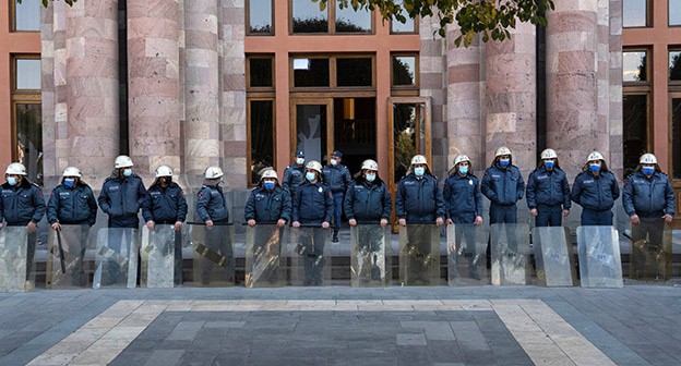 Сотрудники полиции возле здания правительства Армении. Фото: REUTERS/Артем Микрюков Сотрудники полиции возле здания правительства Армении. Фото: REUTERS/Артем Микрюков