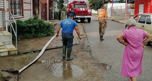 Откачка воды из подтопленных сильным ливнем жилых домов в Апшеронском районе Кубани. Фото ГУ МЧС по Краснодарскому краю
Откачка воды из подтопленных сильным ливнем жилых домов в Апшеронском районе Кубани. Фото ГУ МЧС по Краснодарскому краю