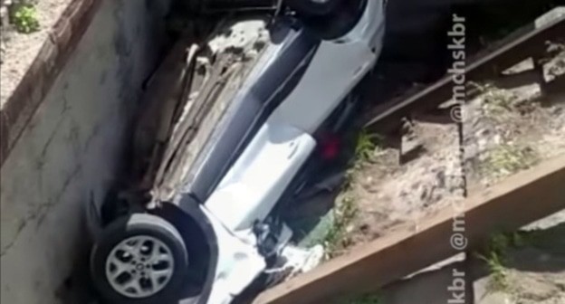 Журналист из Ставропольского края 48-летняя Наталья Мхоян погибла при падении ее автомобиля в ущелье в горах Кабардино-Балкарии с подъемника. Фото: mchskbr/instagram
Журналист из Ставропольского края 48-летняя Наталья Мхоян погибла при падении ее автомобиля в ущелье в горах Кабардино-Балкарии с подъемника. Фото: mchskbr/instagram