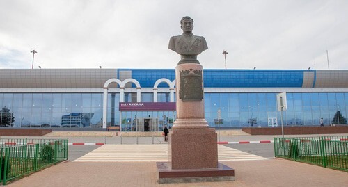 Аэропорт Махачкалы. Фото Шамиль Магомедов https://ru.wikipedia.org/wiki/Уйташ_(аэропорт)#/media/Файл:Makhacklala_airport1.jpg Аэропорт Махачкалы. Фото Шамиль Магомедов https://ru.wikipedia.org/wiki/Уйташ_(аэропорт)#/media/Файл:Makhacklala_airport1.jpg