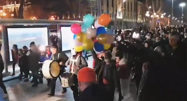 Акция протеста в Тбилиси против ковид-ограничений. 6 сентября 2021 г. Скриншот видео https://ria.ru/20210206/aktsiya-1596341204.html Акция протеста в Тбилиси против ковид-ограничений. 6 сентября 2021 г. Скриншот видео https://ria.ru/20210206/aktsiya-1596341204.html