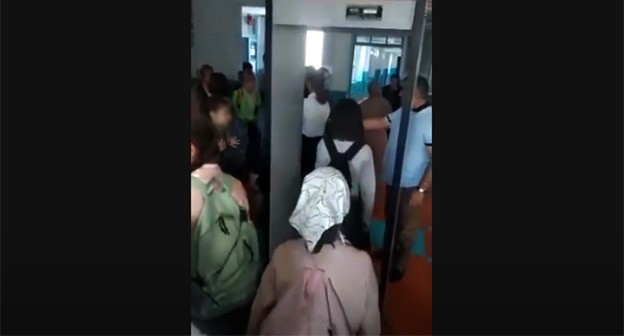 Дети заходят в школу. Стопкадр видео ""Это школа или концлагерь?": учениц не пропускают в школу без косынок", https://youtu.be/I0ctRpYejR8Lt Дети заходят в школу. Стопкадр видео ""Это школа или концлагерь?": учениц не пропускают в школу без косынок", https://youtu.be/I0ctRpYejR8Lt