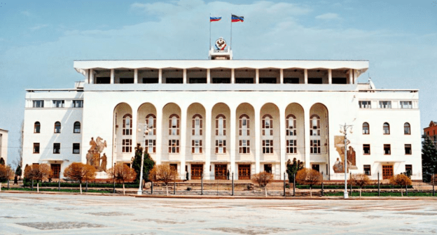 Здание правительствао Дагестана, фото: Автор: АбуУбайда, https://commons.wikimedia.org/w/index.php?curid=17538406 Здание правительствао Дагестана, фото: Автор: АбуУбайда, https://commons.wikimedia.org/w/index.php?curid=17538406