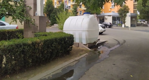 Цистерна с водой на улице в Степанакерте. Фото: Алвард Григорян для "Кавказского узла". Цистерна с водой на улице в Степанакерте. Фото: Алвард Григорян для "Кавказского узла".