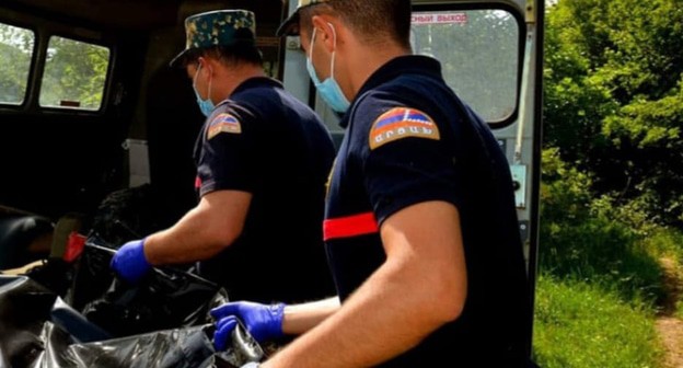 Карабахские спасатели транспортируют останки военнослужащего. Фото пресс-службы Государственная служба по чрезвычайным ситуациям МВД Республики Арцах https://www.facebook.com/photo/?fbid=216157243863785&set=a.204085841737592 Карабахские спасатели транспортируют останки военнослужащего. Фото пресс-службы Государственная служба по чрезвычайным ситуациям МВД Республики Арцах https://www.facebook.com/photo/?fbid=216157243863785&set=a.204085841737592