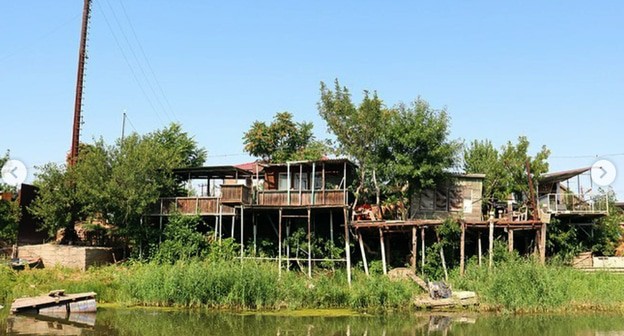 Берег реки Серебряная Воложка в микрорайоне "Десятка" Астрахани. Скриншот сообщения Новости Астрахани https://www.instagram.com/p/CTMpgaqAAlQ/ Берег реки Серебряная Воложка в микрорайоне "Десятка" Астрахани. Скриншот сообщения Новости Астрахани https://www.instagram.com/p/CTMpgaqAAlQ/