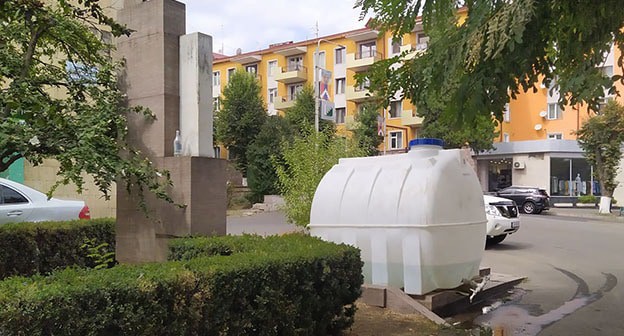 Цистерна с водой в Степанакерте. Фото Алвард Григорян для "Кавказского узла" Цистерна с водой в Степанакерте. Фото Алвард Григорян для "Кавказского узла"