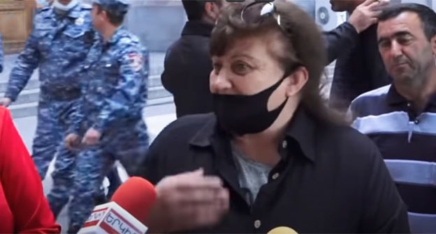Карабахские беженцы на акции протеста у здания правительства Армении. Скриншот видео на YouTube-канале News.Am от 03.05.2021, https://www.youtube.com/watch?v=au6V3U7KKFM&t=174s Карабахские беженцы на акции протеста у здания правительства Армении. Скриншот видео на YouTube-канале News.Am от 03.05.2021, https://www.youtube.com/watch?v=au6V3U7KKFM&t=174s