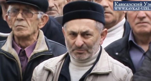 Сход в селе Ирганай. Дагестан, 7 марта 2014 г. Скриншот видео "Кавказского узла" https://www.youtube.com/watch?v=aIbW-mNGJBM Сход в селе Ирганай. Дагестан, 7 марта 2014 г. Скриншот видео "Кавказского узла" https://www.youtube.com/watch?v=aIbW-mNGJBM