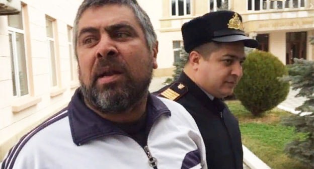 Ализамин Салаев. Скриншот видео со страницы в Facebook https://www.facebook.com/photo.php?fbid=557490281792370&set=a.108531503354919&type=1&theater Ализамин Салаев. Скриншот видео со страницы в Facebook https://www.facebook.com/photo.php?fbid=557490281792370&set=a.108531503354919&type=1&theater