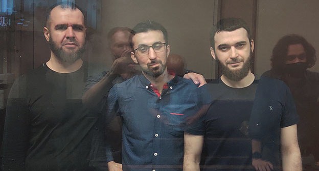 Абубакар Ризванов, Кемал Тамбиев, Абдулмумин Гаджиев (слева направо) в зале суда. Фото Константина Волгина для "Кавказского узла" Абубакар Ризванов, Кемал Тамбиев, Абдулмумин Гаджиев (слева направо) в зале суда. Фото Константина Волгина для "Кавказского узла"