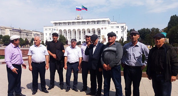 Депутаты села Урма Левашинского района на фоне здания правительства в Махачкале. 13 сентября 2021год. Фото Расула Магомедова для "Кавказского узла"
Депутаты села Урма Левашинского района на фоне здания правительства в Махачкале. 13 сентября 2021год. Фото Расула Магомедова для "Кавказского узла"