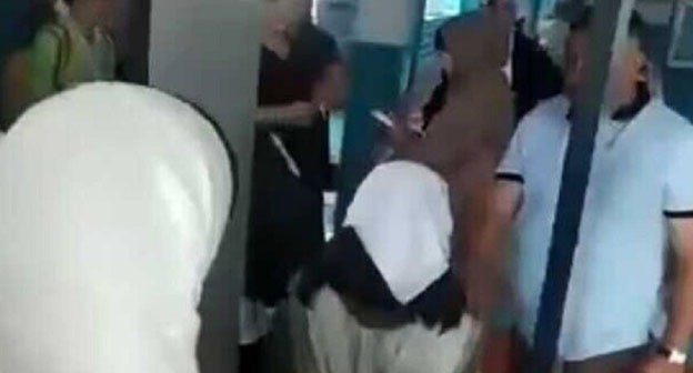 Ученицы заходят в школу. Стоп-кадр видео "Это школа или концлагерь?": учениц не пропускают в школу без косынок", https://youtu.be/I0ctRpYejR8 Ученицы заходят в школу. Стоп-кадр видео "Это школа или концлагерь?": учениц не пропускают в школу без косынок", https://youtu.be/I0ctRpYejR8