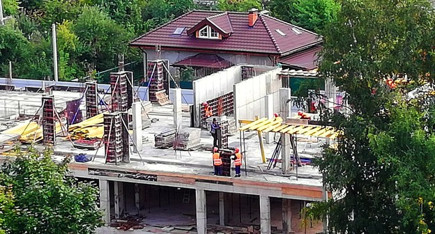 Стройка. Фото Нины Тумановой для "Кавказского узла" Стройка. Фото Нины Тумановой для "Кавказского узла"