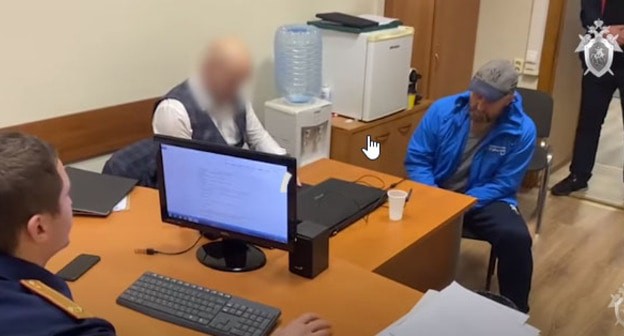 Александр Мавриди (справа). Скриншот видео https://www.youtube.com/watch?v=CKr7Zh5f14A&t=23s Александр Мавриди (справа). Скриншот видео https://www.youtube.com/watch?v=CKr7Zh5f14A&t=23s