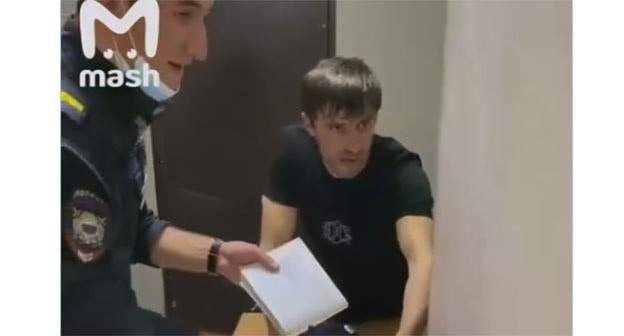 Дагестанец Исрапил Рамазанов (справа) в отделении полиции. Скриншот видео https://t.me/breakingmash/27811 Дагестанец Исрапил Рамазанов (справа) в отделении полиции. Скриншот видео https://t.me/breakingmash/27811