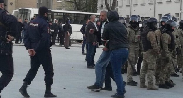 Задержание участника акции во время протеста во Владикавказе. 20 апреля 2020 г. Фото Эммы Марзоевой для "Кавказского узла" Задержание участника акции во время протеста во Владикавказе. 20 апреля 2020 г. Фото Эммы Марзоевой для "Кавказского узла"