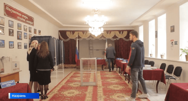 Избирательный участок в Назрани, подготовленный к выборам в сентябре 2021 года. Фото: Кадр видеосюжета ГТРК Ингушетия www.youtube.com/watch?v=ACrun5WDr1E Избирательный участок в Назрани, подготовленный к выборам в сентябре 2021 года. Фото: Кадр видеосюжета ГТРК Ингушетия www.youtube.com/watch?v=ACrun5WDr1E