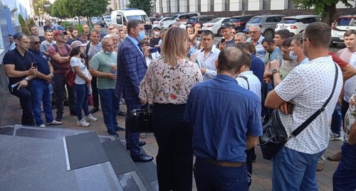 Собственники автомобилей на встрече с прокурором. 15 сентября 2021 года. Фото: Сергей Шубин, Юга.ру Собственники автомобилей на встрече с прокурором. 15 сентября 2021 года. Фото: Сергей Шубин, Юга.ру