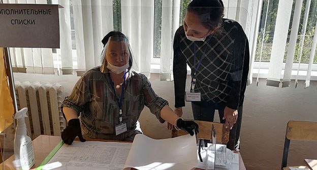 На избирательном участке в Волгограде. 17 сентября 2021 г. Фото Татьяны Филимоновой для "Кавказского узла" На избирательном участке в Волгограде. 17 сентября 2021 г. Фото Татьяны Филимоновой для "Кавказского узла"