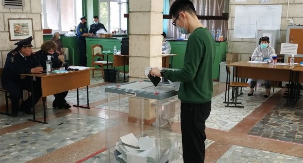 Голосование на выборах в Калмыкии. Фото: Б. Бюрчиев для "Кавказского узла" Голосование на выборах в Калмыкии. Фото: Б. Бюрчиев для "Кавказского узла"