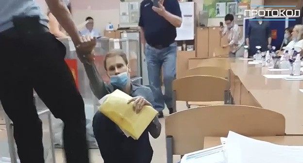 Выдворение Дениса Ночевки с избирательного участка. Кадр видео https://vk.com/wall-156274117_379454 Выдворение Дениса Ночевки с избирательного участка. Кадр видео https://vk.com/wall-156274117_379454