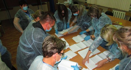 
Подсчет бюллетеней из сейф-пакета. Фото В. Ященко для "Кавказского узла".