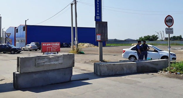 Бетонные блоки при въезде на рынок "Атлант". Фото Вячеслава Прудникова для "Кавказского узла" Бетонные блоки при въезде на рынок "Атлант". Фото Вячеслава Прудникова для "Кавказского узла"