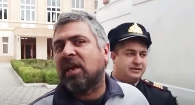 Ализамин Салаев. Скриншот видео со страницы в Facebook https://www.facebook.com/photo.php?fbid=557490281792370&set=a.108531503354919&type=1&theater Ализамин Салаев. Скриншот видео со страницы в Facebook https://www.facebook.com/photo.php?fbid=557490281792370&set=a.108531503354919&type=1&theater