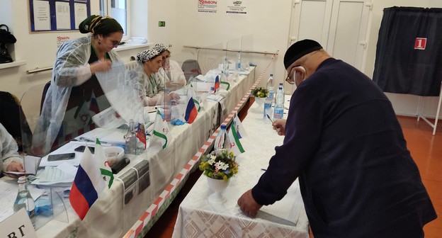 На избирательном участке Ингушетии. Фото Умара Йовлоя для "Кавказского узла" На избирательном участке Ингушетии. Фото Умара Йовлоя для "Кавказского узла"