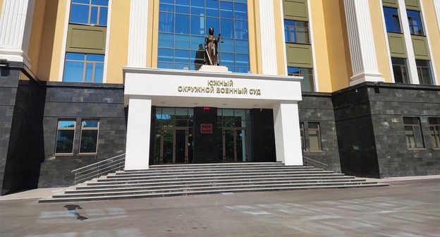 Крыльцо Южного окружного военного суда. Фото Константина Волгина для "Кавказского узла"
Крыльцо Южного окружного военного суда. Фото Константина Волгина для "Кавказского узла"