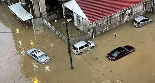 Наводнение после сильного ливневого дождя в Батуми. Кадр видео Ajara TV
Наводнение после сильного ливневого дождя в Батуми. Кадр видео Ajara TV