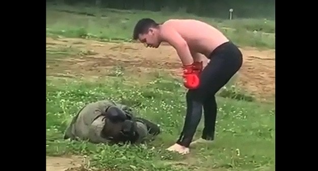 Боец ММА из Дагестана Асхаб Магомедов бьет солдата-срочника. Кадр видео https://lenta.ru/news/2021/09/22/dagestan/ Боец ММА из Дагестана Асхаб Магомедов бьет солдата-срочника. Кадр видео https://lenta.ru/news/2021/09/22/dagestan/
