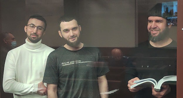 Кемал Тамбиев, Абдулмумин Гаджиев и Абубакар Ризванов (слева направо) в зале суда. Фото Константина Волгина для "Кавказского узла"
Кемал Тамбиев, Абдулмумин Гаджиев и Абубакар Ризванов (слева направо) в зале суда. Фото Константина Волгина для "Кавказского узла"