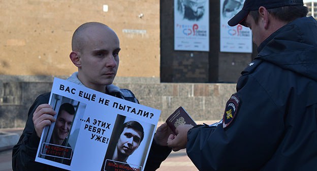 Полицейский переписывает данные паспорта у Кирилла Скрипина на пикете в поддержку Мордасова и Сидорова, ноябрь 2019 года. Фото Константина Волгина для "Кавказского узла" Полицейский переписывает данные паспорта у Кирилла Скрипина на пикете в поддержку Мордасова и Сидорова, ноябрь 2019 года. Фото Константина Волгина для "Кавказского узла"