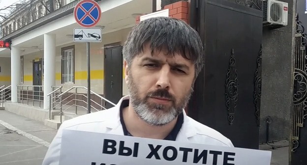 Салим Халитов. Кадр видео "Кавказского узла" https://www.youtube.com/watch?v=wwwDKDq77cQ&feature=emb_logo Салим Халитов. Кадр видео "Кавказского узла" https://www.youtube.com/watch?v=wwwDKDq77cQ&feature=emb_logo
