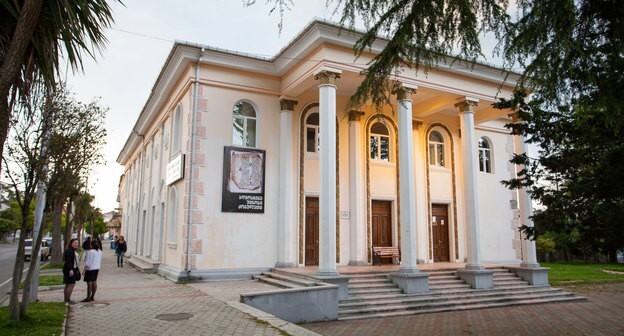 Музей в Кобулети. Фото: Михаил https://commons.wikimedia.org/wiki/Category:Kobuleti#/media/File:Kobuleti_Museum.jpg Музей в Кобулети. Фото: Михаил https://commons.wikimedia.org/wiki/Category:Kobuleti#/media/File:Kobuleti_Museum.jpg