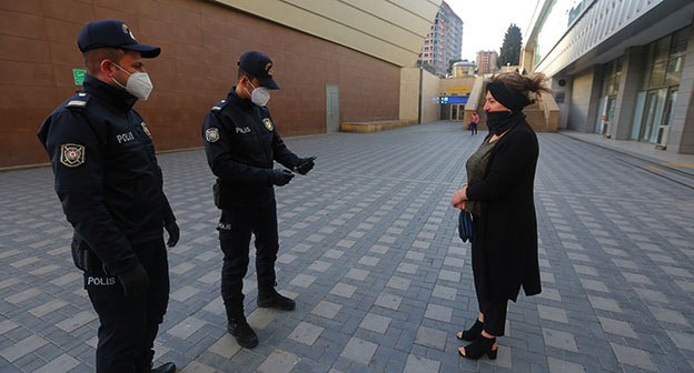 Сотрудники полиции проверяют документы. Фото: REUTERS/Aziz Karimov Сотрудники полиции проверяют документы. Фото: REUTERS/Aziz Karimov