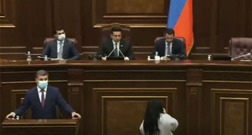 Заседание парламента Армении. 24 сентября 2021 года. Скриншот видео https://www.youtube.com/watch?v=yitR6N1jDgs Заседание парламента Армении. 24 сентября 2021 года. Скриншот видео https://www.youtube.com/watch?v=yitR6N1jDgs