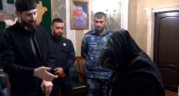 Руководитель Центра исламской медицины Адам Эльжуркаев отчитывает жительницу Аргуна за занятие оккультизмом. Кадр видео XUNHR "Грозный" https://www.instagram.com/p/CUQcc5XDDVE/ Руководитель Центра исламской медицины Адам Эльжуркаев отчитывает жительницу Аргуна за занятие оккультизмом. Кадр видео XUNHR "Грозный" https://www.instagram.com/p/CUQcc5XDDVE/