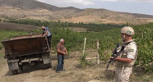Миротворцы охраняют сборщиков винограда в Нагорном Карабахе. Фото пресс-службы МО России https://mil.ru/russian_peacekeeping_forces/news/more.htm?id=12385701@egNews Миротворцы охраняют сборщиков винограда в Нагорном Карабахе. Фото пресс-службы МО России https://mil.ru/russian_peacekeeping_forces/news/more.htm?id=12385701@egNews