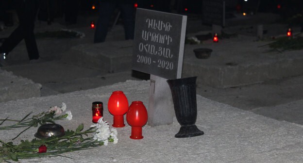 Памятник на могиле погибшего в карабахской войне. Фото Тиграна Петросяна для "Кавказского узла" Памятник на могиле погибшего в карабахской войне. Фото Тиграна Петросяна для "Кавказского узла"
