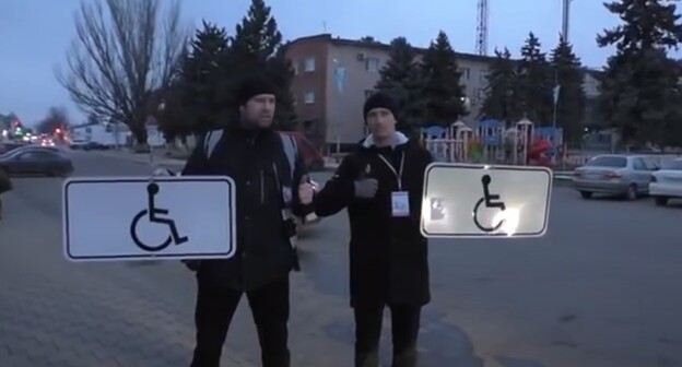 Видеоблогер Станислав Андреев (справа) и его товарищ Алексей Шамардин с табличками, в краже которых они обвинены. Стопкадр из видео на Youtube-канале «Инспектор Андреев» https://www.youtube.com/watch?v=ilPlMvLY2P4 Видеоблогер Станислав Андреев (справа) и его товарищ Алексей Шамардин с табличками, в краже которых они обвинены. Стопкадр из видео на Youtube-канале «Инспектор Андреев» https://www.youtube.com/watch?v=ilPlMvLY2P4