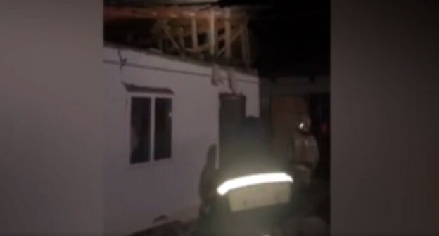 На месте взрыва газа в пристройке жилого дома в Махачкале. Кадр видео пресс-службы МЧС На месте взрыва газа в пристройке жилого дома в Махачкале. Кадр видео пресс-службы МЧС