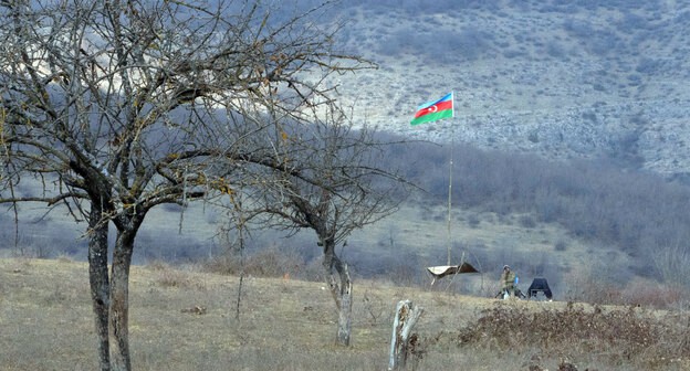 Азербайджанский солдат на боевых позициях близ села Тагавард в районе Нагорного Карабаха, 18 января 2021 года.Фото. РЕЙТЕР/Артем Микрюков Азербайджанский солдат на боевых позициях близ села Тагавард в районе Нагорного Карабаха, 18 января 2021 года.Фото. РЕЙТЕР/Артем Микрюков