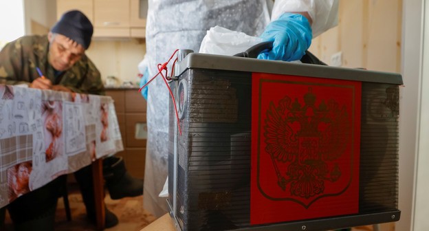 Голосование на дому во время парламентских выборов. Сентябрь 2021 г. Фото: RUETERS/Maxim Shemetov Голосование на дому во время парламентских выборов. Сентябрь 2021 г. Фото: RUETERS/Maxim Shemetov